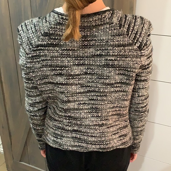 Warm sweater, no zipper no buttons. Shorter on back - Picture 4 of 14